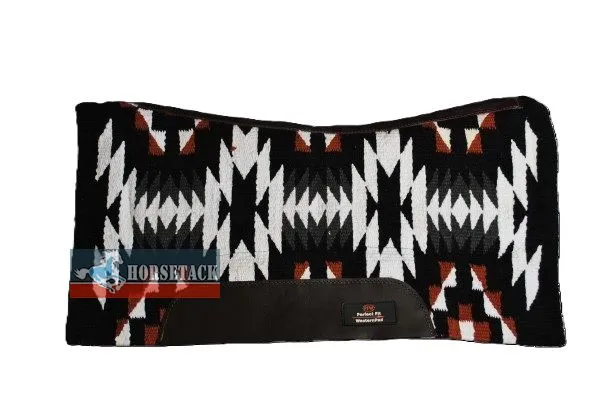 Westernpad PFW Spirit Warrior mit Navajo-Muster in Schwarz, Wei und Rostbraun, mit Lederbesatz und anatomischer Form.