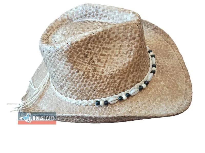 Der Hut Sunset 2 ist ein naturfarbener Western-Cowboyhut mit klassischer, markanter Westernform und breiter Krempe. Das gewebte Naturmaterial zeigt eine charakteristische rustikale Struktur. Ein dekoratives Hutband mit abwechselnd schwarzen und naturfarbe