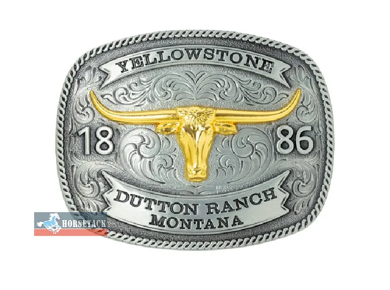 Detailaufnahme einer silberfarbenen Western-G�rtelschnalle im Yellowstone 1886 Dutton Ranch Design. Die Buckle zeigt ein auff�lliges goldfarbenes Longhorn-Motiv, dekorative Western-Ornamente sowie die Schriftz�ge „Yellowstone“, „1886R