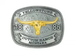 Detailaufnahme einer silberfarbenen Western-G�rtelschnalle im Yellowstone 1886 Dutton Ranch Design. Die Buckle zeigt ein auff�lliges goldfarbenes Longhorn-Motiv, dekorative Western-Ornamente sowie die Schriftz�ge „Yellowstone“, „1886R